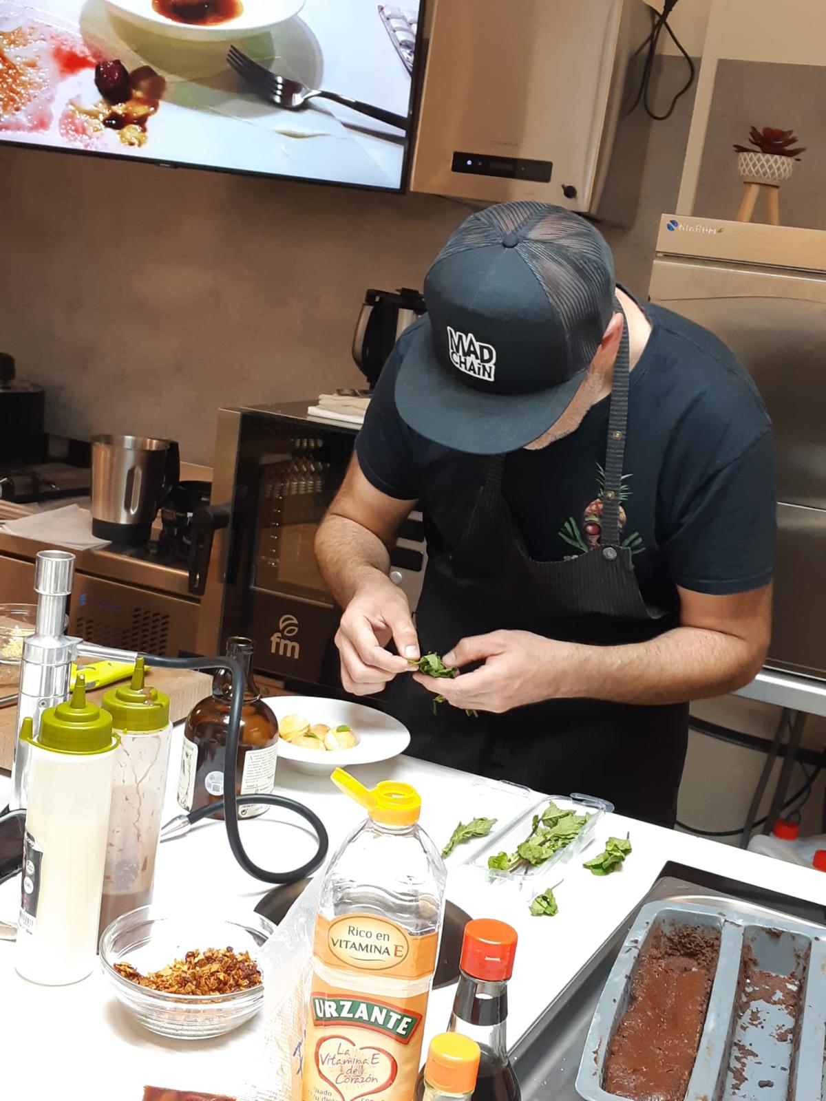 Bocados con fresa sobre lechuga